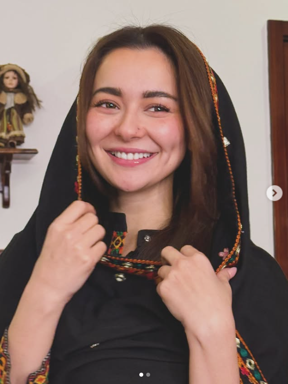 Hania Aamir Biography Profile ( June 2025) – Age, Family, Husband, Dramas, Movies & Net Worth 8 hania aamir in Black Dress