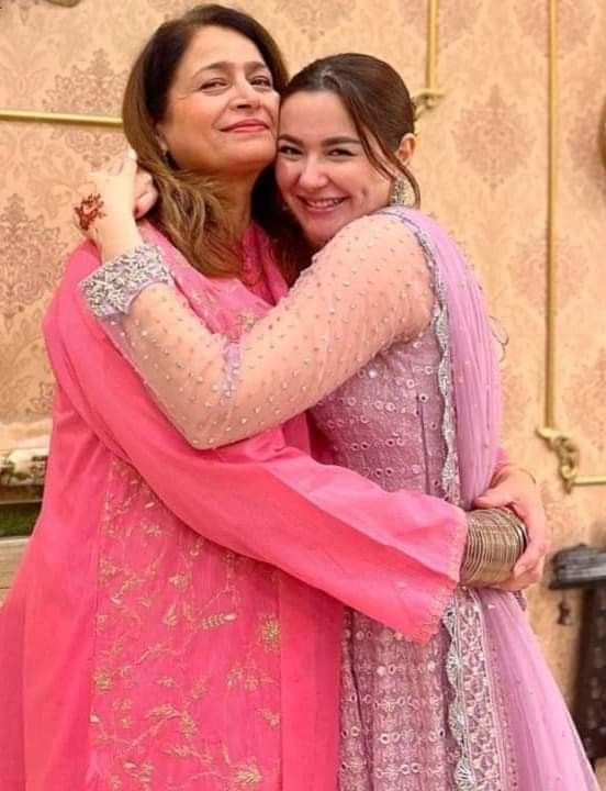 Hania Aamir Biography Profile ( June 2025) – Age, Family, Husband, Dramas, Movies & Net Worth 11 hania aamir with her mother